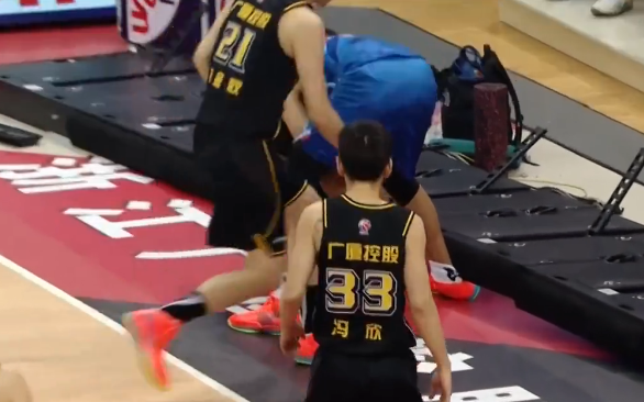 乐鱼的小乔 朱俊龙伤退！