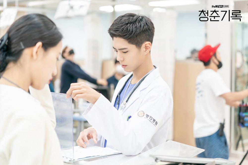 朴宝剑|朴宝剑、朴素丹《青春纪录》约会直击，钢琴之吻剧照来啦！