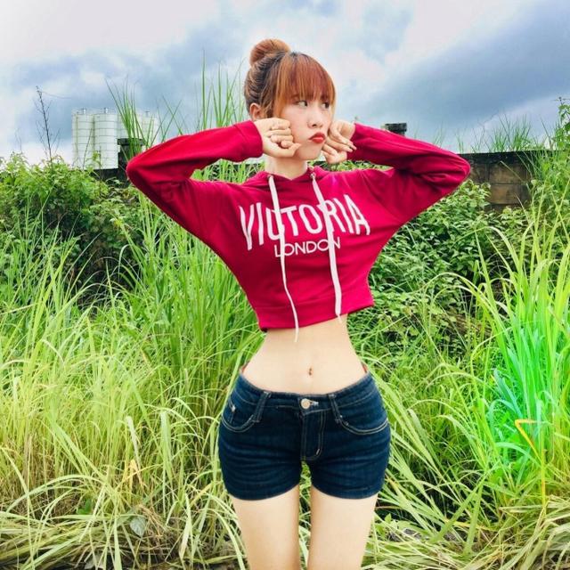 女孩|23岁女孩腰围不到35厘米称是天生的，因太细网友担心会折断