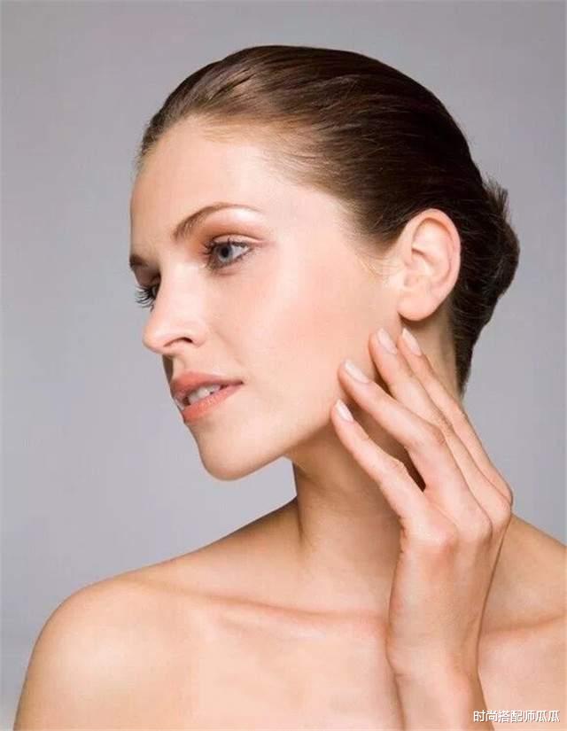 温碧霞|?“奶奶辈”温碧霞亮相，穿抹胸裙美得很高级，才明白会保养太重要