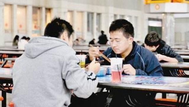 大学生|大学生活费“梯度曝光”，1200元成为最底层？网友：一般人养不起