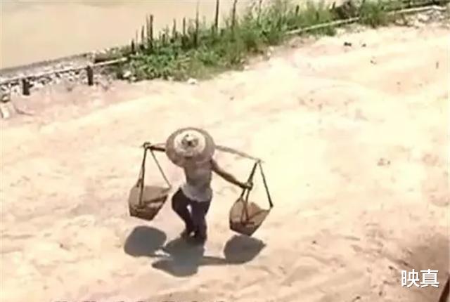 映真|男孩674分考上清华，采访中痛哭，父亲每天挑200担沙供他念书