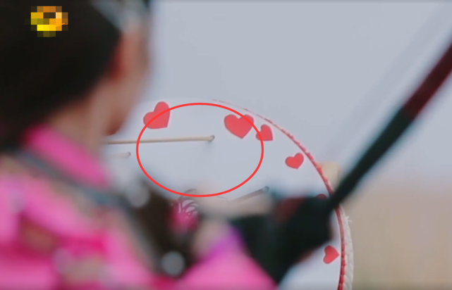 蔡少芬|吉娜射箭，不小心射中张晋的头像，谁注意蔡少芬救场？堪称教科书