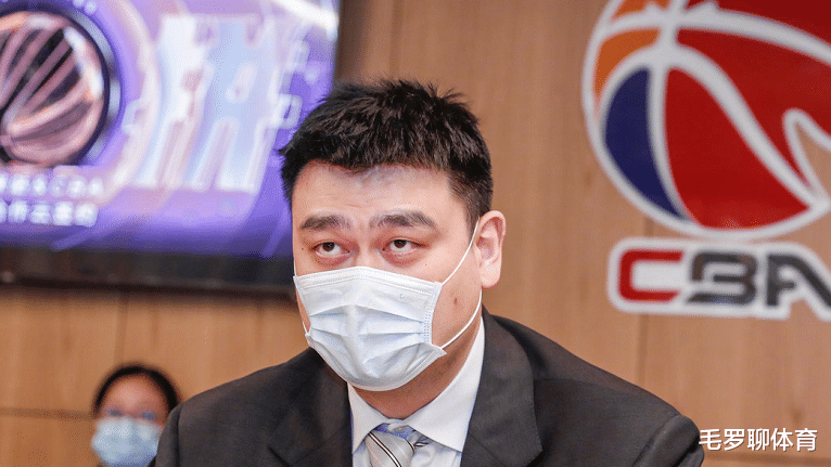 「姚明」姚明又在央视秀高情商,打断于嘉1句话引喝彩,国足就差一个大姚