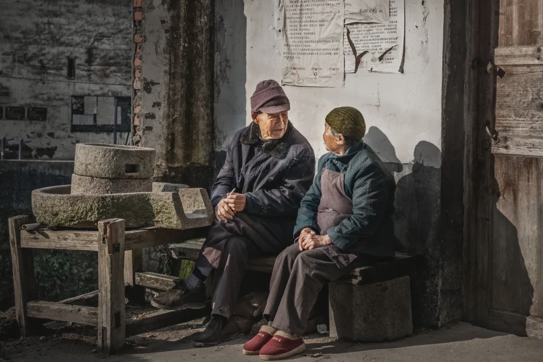 「山东航空」男子“活埋亲娘”背后：很多人已经被“活埋”，只是身上没有土