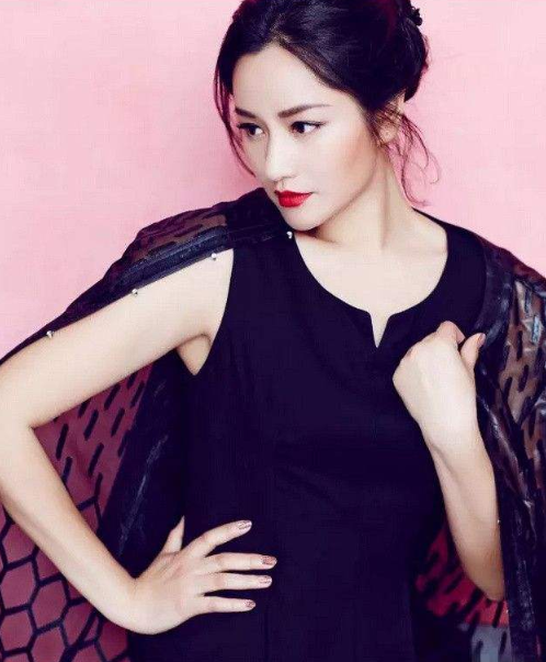 瞿颖|49岁瞿颖发福严重，被吐槽“又黑又壮”，女星想自然老去真的好难？