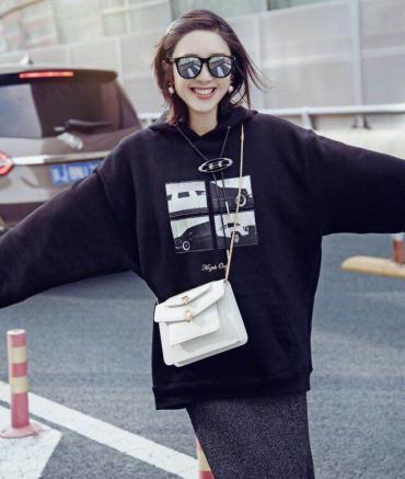 #唐艺昕#唐艺昕的衣品好到爆,一头短发可爱又俏丽!