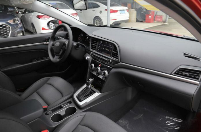 别克英朗：8万还看三缸别克英朗？这合资车四个缸，轴距2米7，百公里油耗5.5L