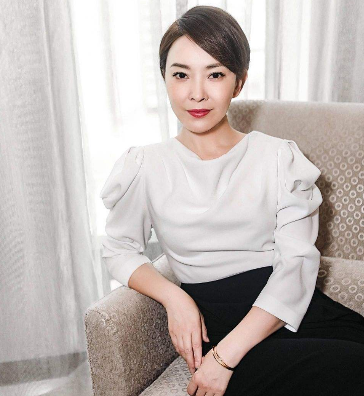 「张嘉译」她是“央视才女”,张嘉译因压力和她离婚,如今嫁给富商生活美满