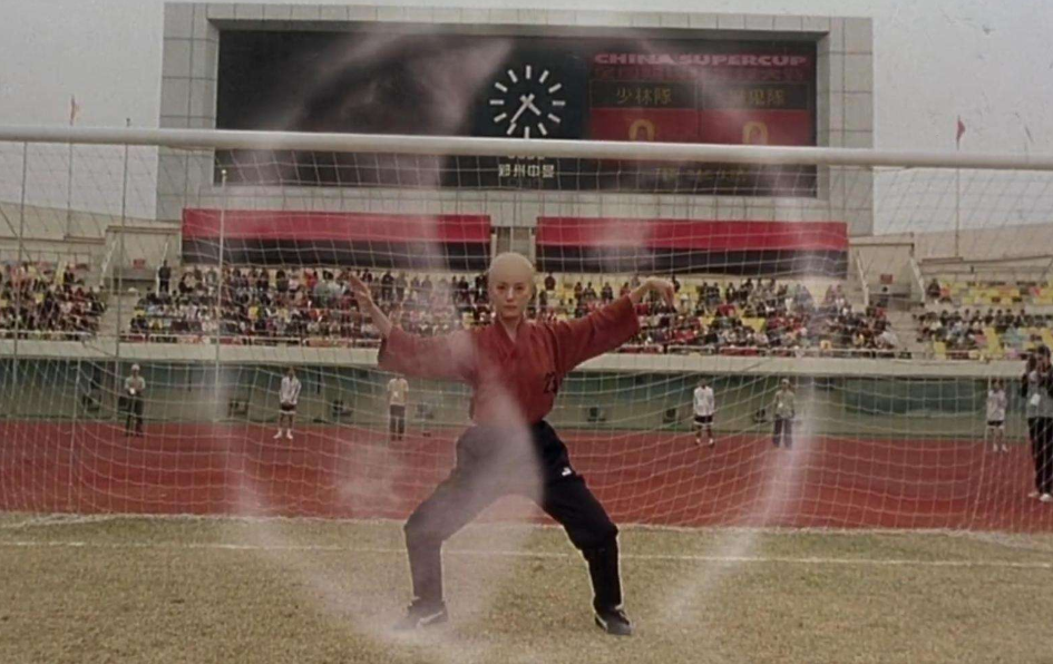 周星驰■《少林足球》拍摄时需4万群演，周星驰想了一个办法，一分钱没花
