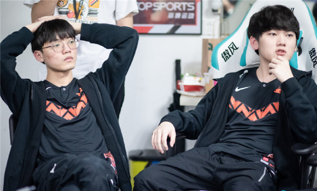 tes战队|IG与TES选手相视一笑，369却被喷上热搜，打开全是“舒服了”