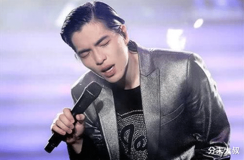 「大张伟」睡了自家经纪人的艺人,黄圣依伍佰上榜,墙都不扶就服大张伟