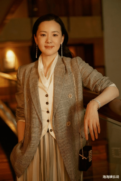 咏梅|咏梅：陪伴陈道明8年，2亿身价不求名分，今嫁王菲初恋成人生赢家