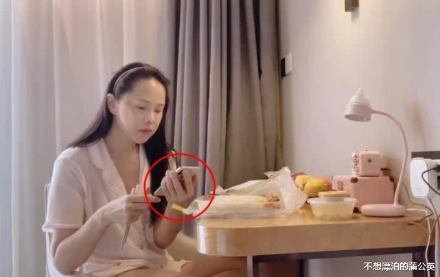 黄子韬|伊能静家居服造型出镜，51岁素颜引热议，难怪能hold住秦昊