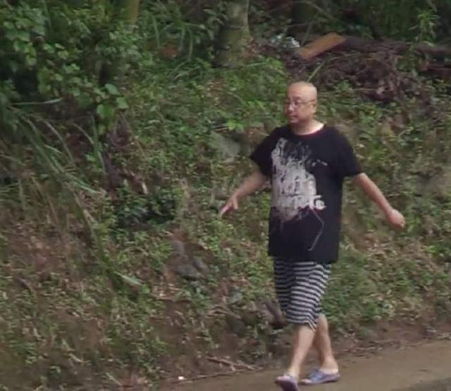 徐峥|网友偶遇徐峥导演拍电影,脚踩7块钱一双拖鞋,啤酒肚抢眼了
