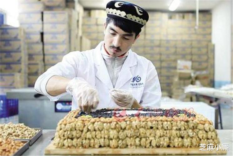 切糕|切糕小哥感叹：名声败坏后，如今降到100元以下，生意都不复当年