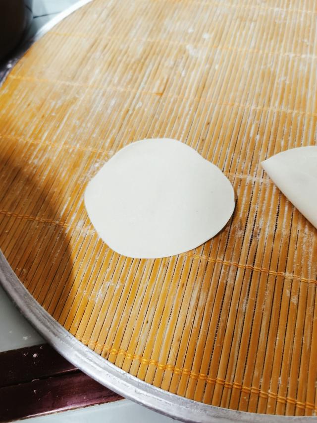 『饺子』5月包饺子就包这个馅，韭菜靠边站，咬一口满嘴爆汁，又鲜又香