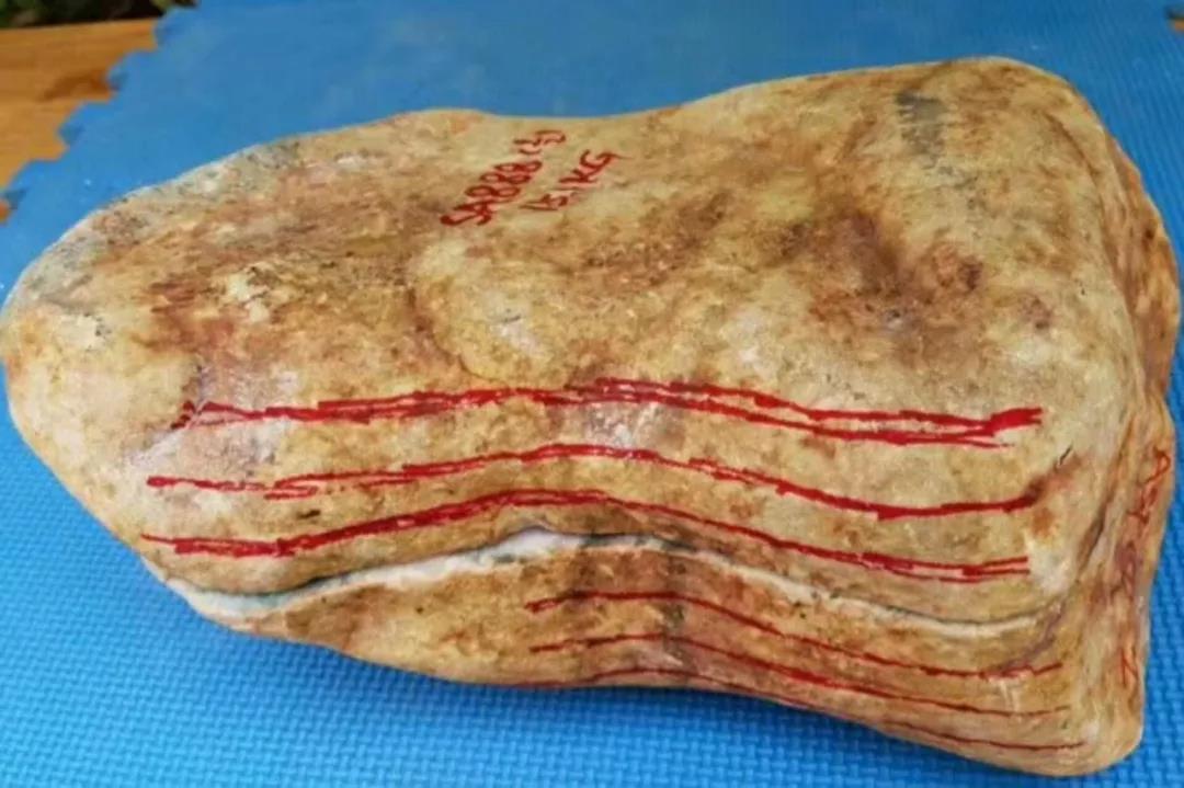 银币|大万拿下的翡翠原石切出20只手镯，飘花灵动，货主直接放烟花庆祝！