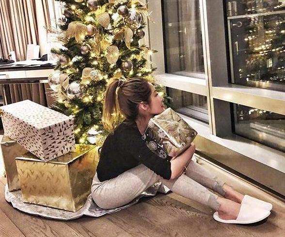 带你看看萧亚轩的家，家里随处可以见到镜子，在家也这么臭美吗？