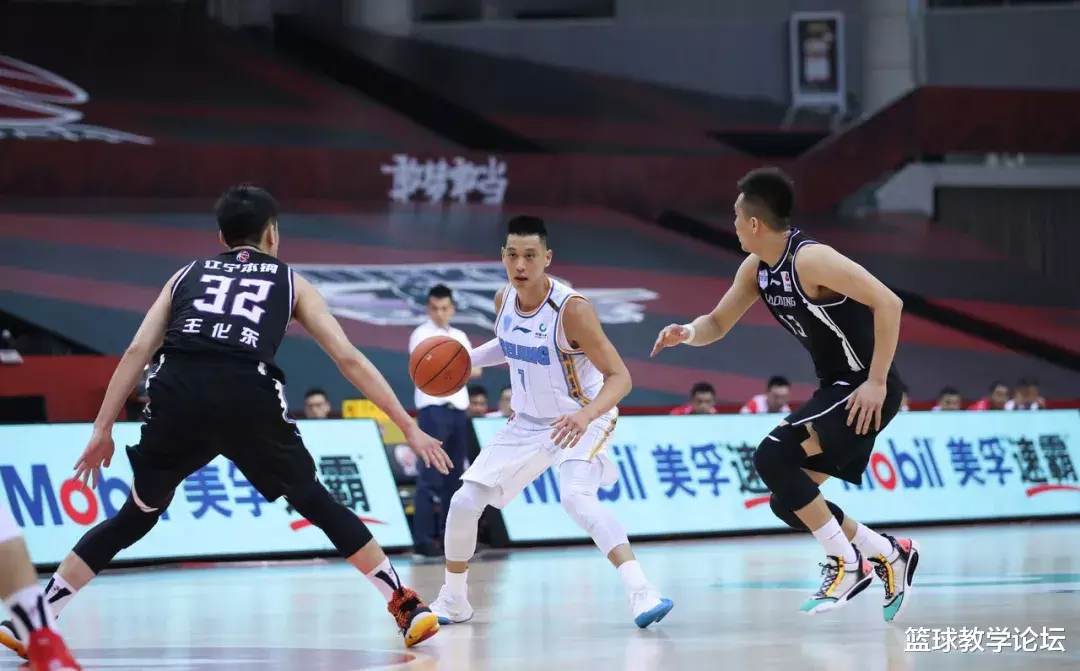 「林书豪」林书豪首秀险些被废！开场1分钟就被干趴！后脑勺猛砸地板