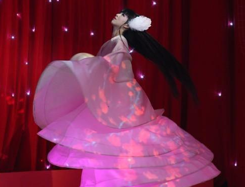 小彩旗■小彩旗“仙女”人设塌陷，登上春晚六年后，一手好牌被打烂！