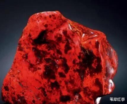 「文玩」姑娘带300万石头鉴宝，可见她信心十足，专家：我估价你别腿软