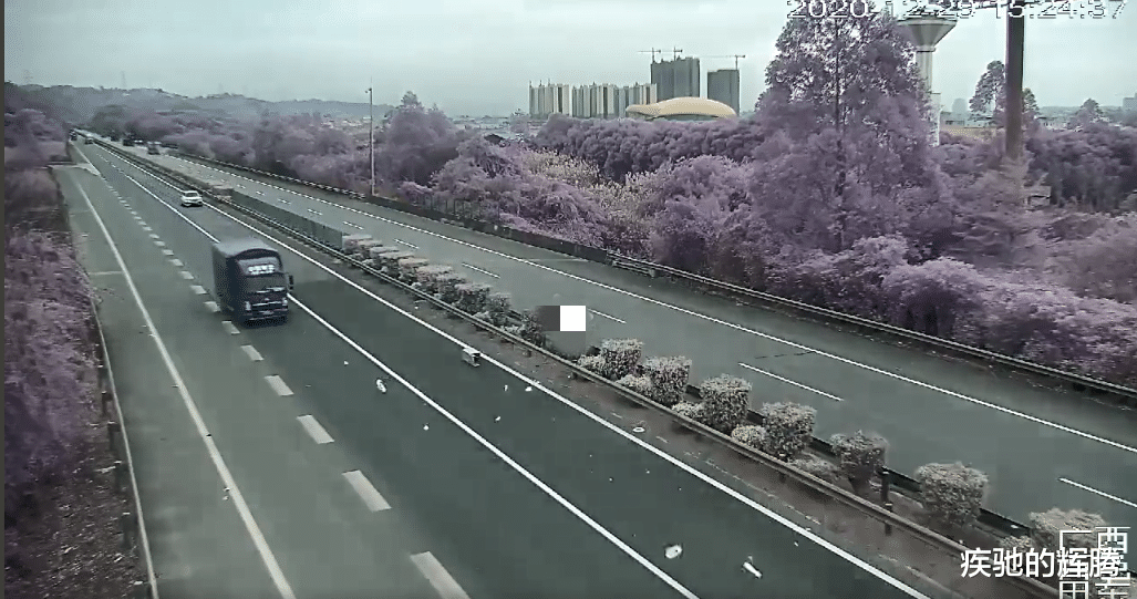 疾驰的辉腾 广西百色：司机驾驶货车在G80广昆高速行驶！没想到中途遭遇“飞来横祸”