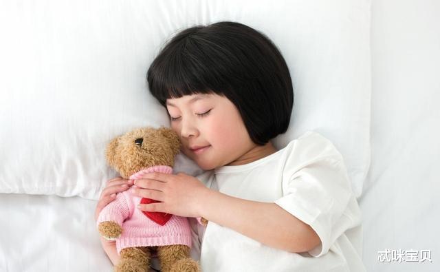 『癌细胞』7岁女童性早熟，医生：3种食物别给娃吃，是餐桌上的“催熟剂”