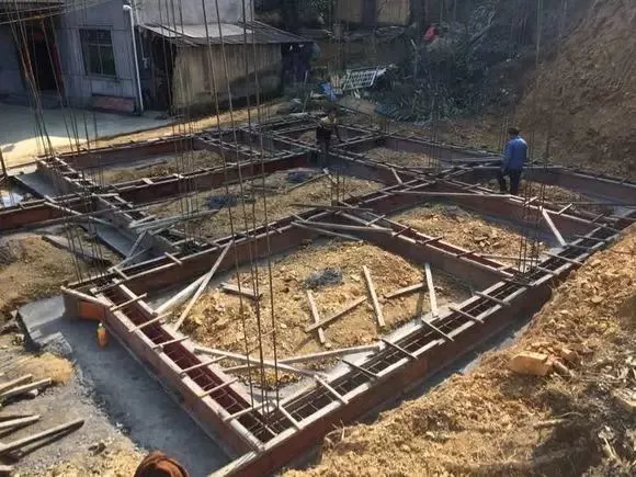 「」实拍丨外地农民工回乡盖自建房，三层主体不到40万全搞定