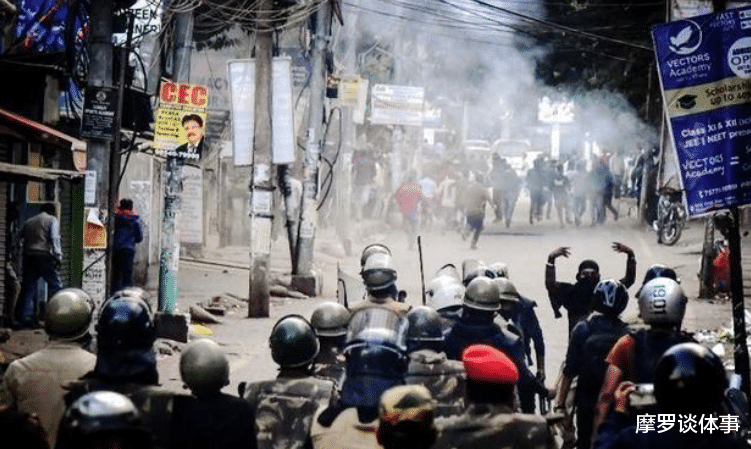 「印度」印军增援部队再收噩耗，大批救护车拉走尸体，莫迪怒斥指挥太糟糕