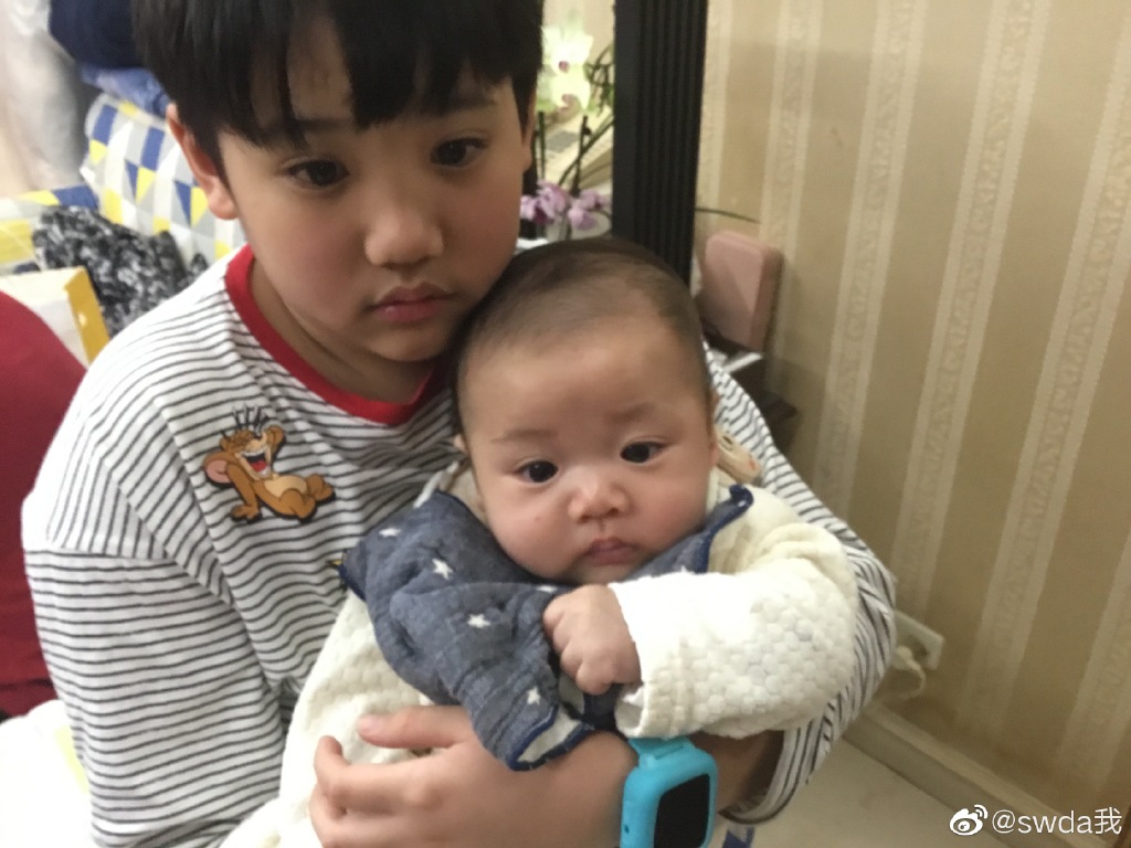 郭碧婷|郭碧婷爸爸晒女儿庆生现场照，意外曝光家中小客厅，向佐惊喜露面