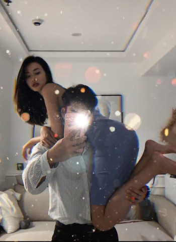 抖音|抖音“过肩抱”挑战火了！这场面谁顶得住啊！