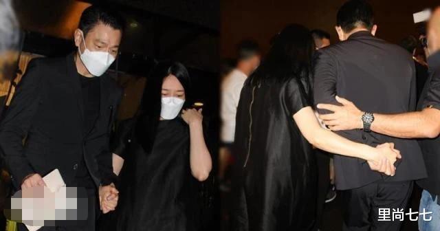 刘德华▲刘德华携妻送别黄日华太太,54岁朱丽倩胖太多,穿娃娃裙大肚抢镜