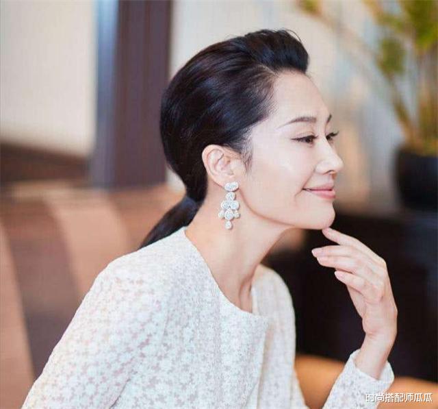 发型|奔五的女人，这3款“发型”尽量不要留，土气又显老，还显脸大