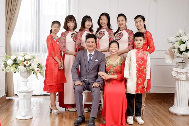 『结婚照』女子连续生6个女儿后终于生下男孩，曾为没有儿子困扰很多年