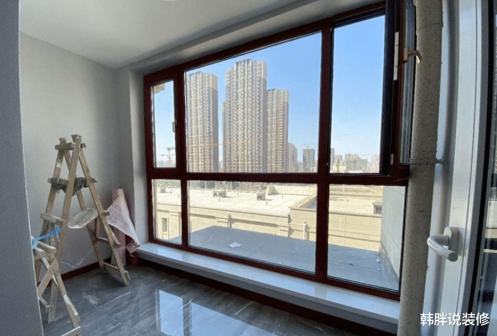 |135㎡简欧三居室，阳台打通并且装上落地窗，杂物房改成衣帽间