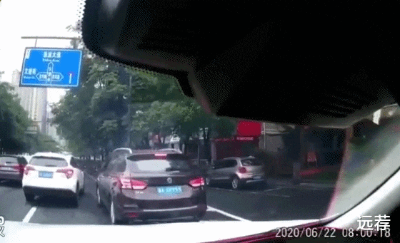 『红旗h5』杭州“路怒”司机惹众怒!不给他让道就打人!还开车猛撞!