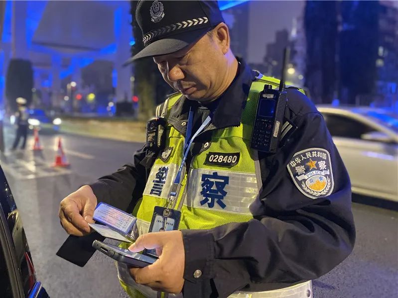 警民直通车上海|【警察故事】从橄榄绿到藏青蓝，无悔的选择与坚守