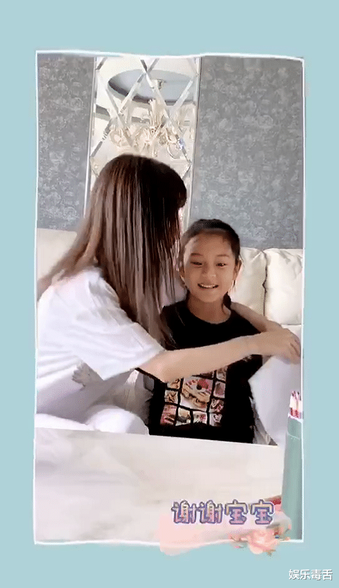 『贾云馨』甜馨画“全家福”为李小璐过母亲节，贾乃亮疑隔空送祝福