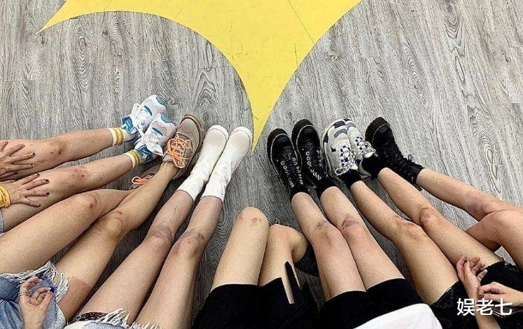 杨超越@练舞膝盖淤青,《极限挑战》累到睡着,杨超越这两年是怎么过来的?