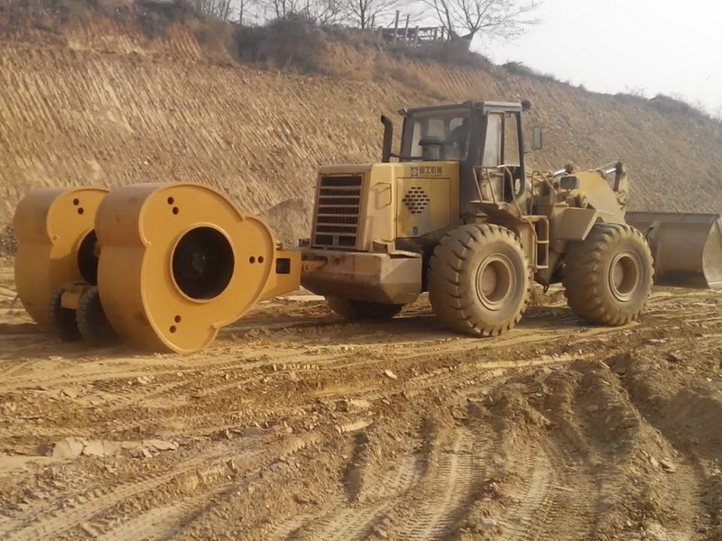 狂奔的冲击压路机 冲击碾压压路机的外观尺寸，梅花碾冲击压路机的多种型号