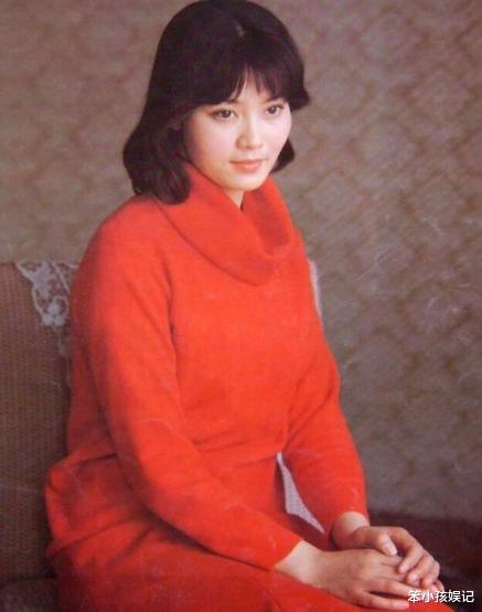 朱军|她曾拒绝朱军追求,32岁因不愿做家庭主妇离婚,60岁皈依佛门