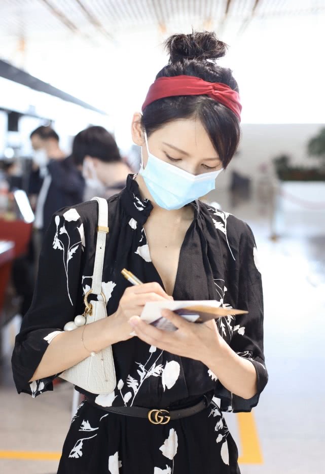 #复古#王思聪前女友张予曦太瘦！穿碎花连体裤配红鞋红发带，时髦又复古