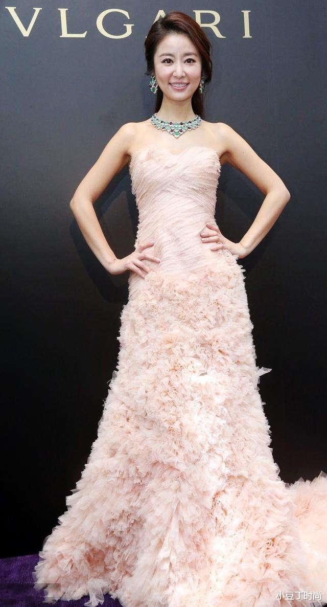 穿衣搭配|林心如气质无敌了，一袭黄色连衣裙穿出高级范，低马尾优雅大气