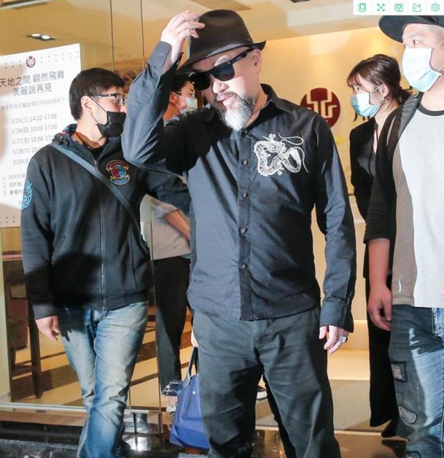 「刘真」刘真摆灵第三天，小S冒大雨来悼念，一身黑衣惹哭网友