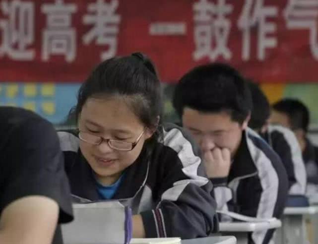 『考试』高考提前5分钟发试卷，竟然是让做这些的，网友：赶快收藏