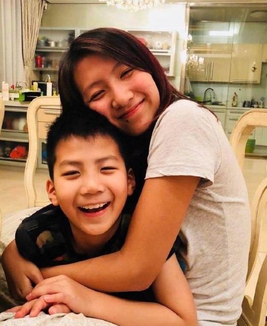 康晋荣|《爸爸去哪儿》康康12岁了，小萌娃变青涩少年，有谁注意到一旁大女儿