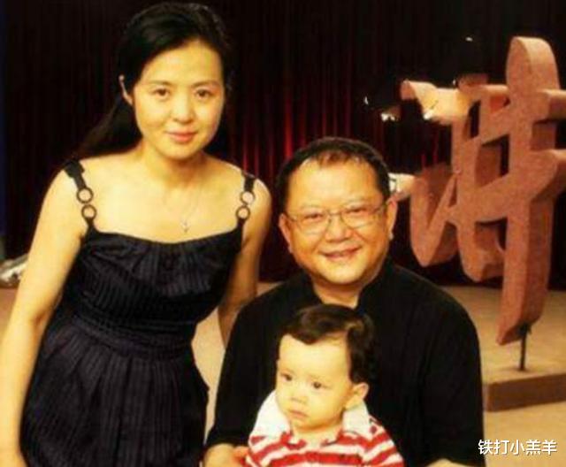 王刚|71岁王刚不敢退休，三婚妻子每月花销超百万，宝贝儿子刚满10岁