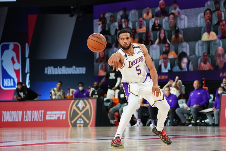 湖人队|笑喷！湖人夺冠字母哥上热搜，球爹旧言论被打脸，霍华德卡鲁索赤裸庆祝！