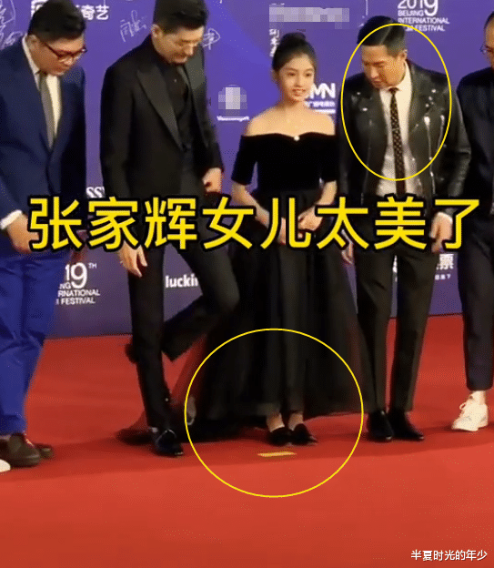 张翰@张家辉女儿露肩装“滑落”，张翰用一个动作成功补救，我服了